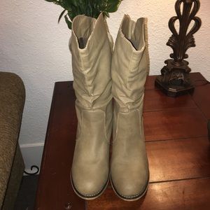 Light Brown Boots 👢 Collection ! SIZE 9